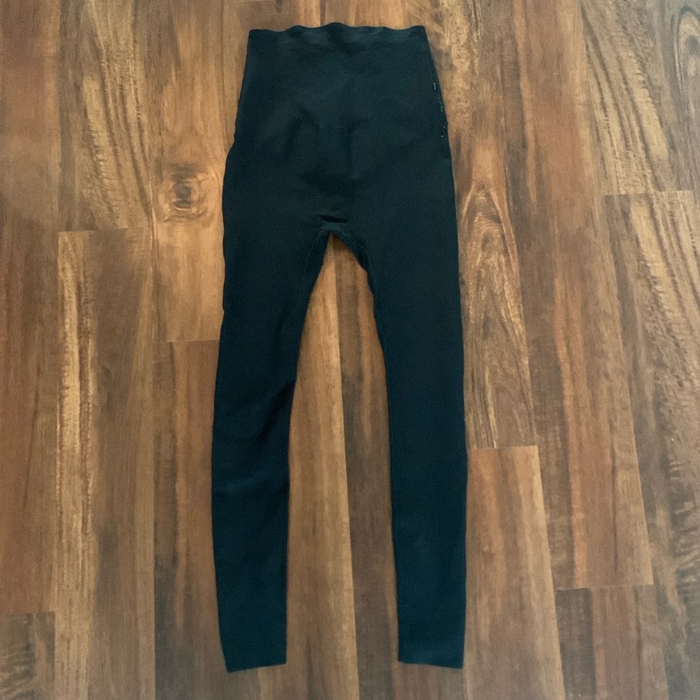 Glowe Women’s postpartum support high waisted leggings, size S.